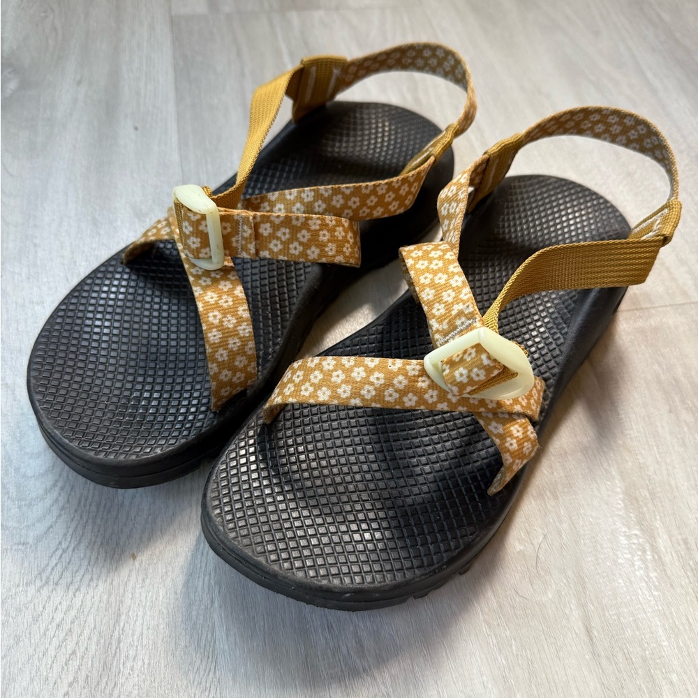 Women’s Custom Yellow Mustard Daisy Floral Chacos Z1 Cloud